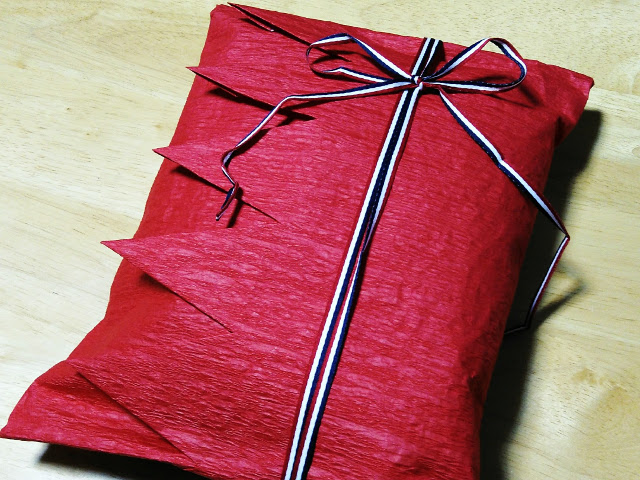 服の包み方アレンジ方法 唯一無二のラッピングでプレゼントに特別感をプラス Yukacheeseのラッピング講座