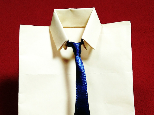 紙袋の簡単アレンジラッピング ｙシャツに変身 父の日に最適な包み方 Yukacheeseのラッピング講座