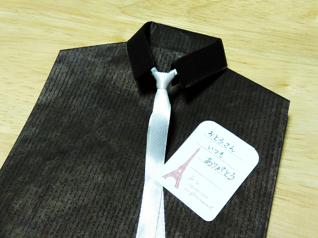 紙袋の簡単アレンジラッピング ｙシャツに変身 父の日に最適な包み方 Yukacheeseのラッピング講座