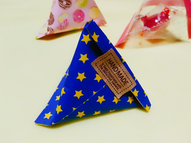 三角形にお菓子を入れてプチギフト テトラ型ラッピングの作り方を初心者でも分かりやすく解説 Yukacheeseのラッピング講座