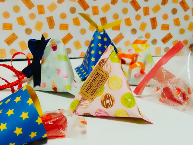 お菓子のばら撒きに使えるラッピング 三角テトラ型のかわいい袋の作り方 Yukacheeseのラッピング講座